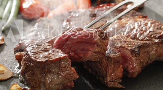 ハーブをまぜた餌を食べて健康に育った牛肉のステーキ