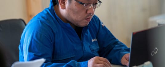 畜産の仕事に挑戦している男性